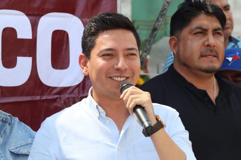 Avanza el desarrollo en las localidades de Tecamachalco: Mateo Hernández  En un acto que reafirma el compromiso del Ayuntamiento de Tecamachalco con el desarrollo de las comunidades, el presidente municipal Mateo Hernández encabezó la entrega de una nueva obra de pavimentación en la localidad de San Antonio Tecolco.  Acompañado por el comité de obra, funcionarios municipales y representantes comunitarios, el edil inauguró la pavimentación con adoquín de la calle 5 de mayo, en el tramo comprendido entre calle 2 y 8 poniente. Esta obra se llevó a cabo en un plazo de 65 días, contempló una superficie de más de 2 mil metros cuadrados, beneficiando directamente a más de 100 habitantes directamente y a cientos que circulan por la vialidad.  Durante el evento, se contó con la presencia del inspector de la comunidad, Ascensión Pérez Cruz; el párroco Elpidio de Jesús Mora; el presidente Simeón López Maldonado de la junta auxiliar de Santiago Alseseca, así como el presidente auxiliar de Santa Rosa, Armando Zárate Mendoza.  El presidente municipal Mateo Hernández destacó que esta entrega forma parte de una serie de acciones enfocadas en mejorar la infraestructura urbana en todo el municipio:  “Seguimos avanzando en el mejoramiento de calles y caminos que conectan nuestras comunidades. Esta obra no solo mejora el acceso, sino también la calidad de vida de los habitantes”, expresó Hernández.