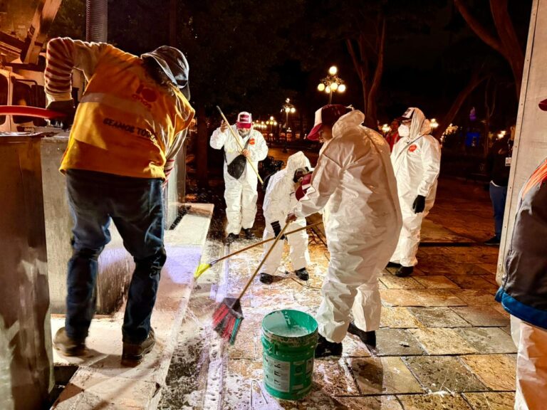 limpieza en contenedores soterrados del Zócalo de Puebla