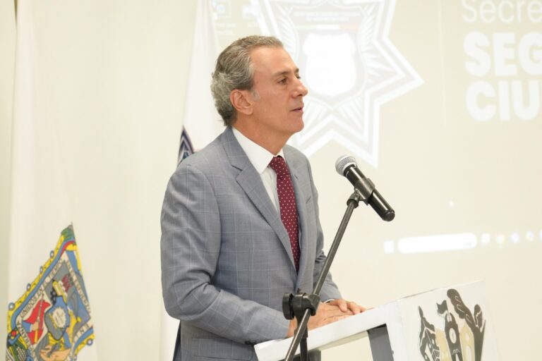 Seguridad en Puebla está garantizada: Pepe Chedraui presenta resultados contundentes  Puebla, Pue., 23 de julio de 2025.– Como parte de la estrategia integral “Una capital en orden”, el presidente municipal Pepe Chedraui Budib presentó un informe de resultados en materia de seguridad en Puebla, destacando el trabajo coordinado entre los tres niveles de gobierno para reducir los índices delictivos y reforzar la tranquilidad de las y los ciudadanos.  Durante su mensaje, Chedraui subrayó que la seguridad va de la mano del bienestar y que cada semana se llevan a cabo al menos dos mesas de trabajo con autoridades estatales y federales, incluyendo la Fiscalía General del Estado, para dar seguimiento a reportes ciudadanos y operativos especiales.  “No vamos a bajar la guardia. Seguimos trabajando para garantizar la seguridad con bienestar en Puebla”, puntualizó el edil.  Principales resultados operativos:  Del 19 de marzo al 21 de julio de 2025, la Secretaría de Seguridad Ciudadana (SSC) reportó: 	•	93,409 auxilios atendidos, con un tiempo de respuesta promedio de 6 minutos y 41 segundos. 	•	730 armas de fuego aseguradas. 	•	98,526 gramos de drogas decomisadas (15,797 detectados por la Unidad Canina K9). 	•	452 vehículos asegurados, entre robados y usados en delitos. 	•	1,540 personas detenidas, de las cuales 953 fueron presentadas ante el Ministerio Público.  Además, en coordinación con la Guardia Nacional, SEDENA y SEMAR: 	•	Se realizaron 78 operativos Centinela, con 10,594 inspecciones y más de 1,900 unidades remitidas. 	•	Se aplicaron 759 operativos viales, entre ellos Alcoholímetros y Calles Seguras. 	•	Se atendieron 173 reportes de personas desaparecidas, brindando asistencia directa a víctimas y familiares.  Acciones de proximidad y prevención  La SSC capacitó a más de 74 mil personas a través de programas como: 	•	Escuela Segura 	•	Vecinos Vigilantes 	•	Red de Mujeres 	•	Jornadas Imparables 	•	Prevención de Delitos Cibernéticos  En tanto, Protección Civil Municipal atendió: 	•	902 apoyos prehospitalarios 	•	189 rescates 	•	283 incendios  Operativos especiales  El secretario General de Gobierno, Franco Rodríguez, destacó los avances en el reordenamiento del comercio en el Centro Histórico, así como 722 operativos contra la venta irregular de alcohol, con 270 clausuras, particularmente en zonas escolares.  Finalmente, el coronel Félix Pallares Miranda, titular de la SSC, reiteró el compromiso de seguir trabajando sin descanso para salvaguardar la paz y el bienestar de la ciudadanía.
