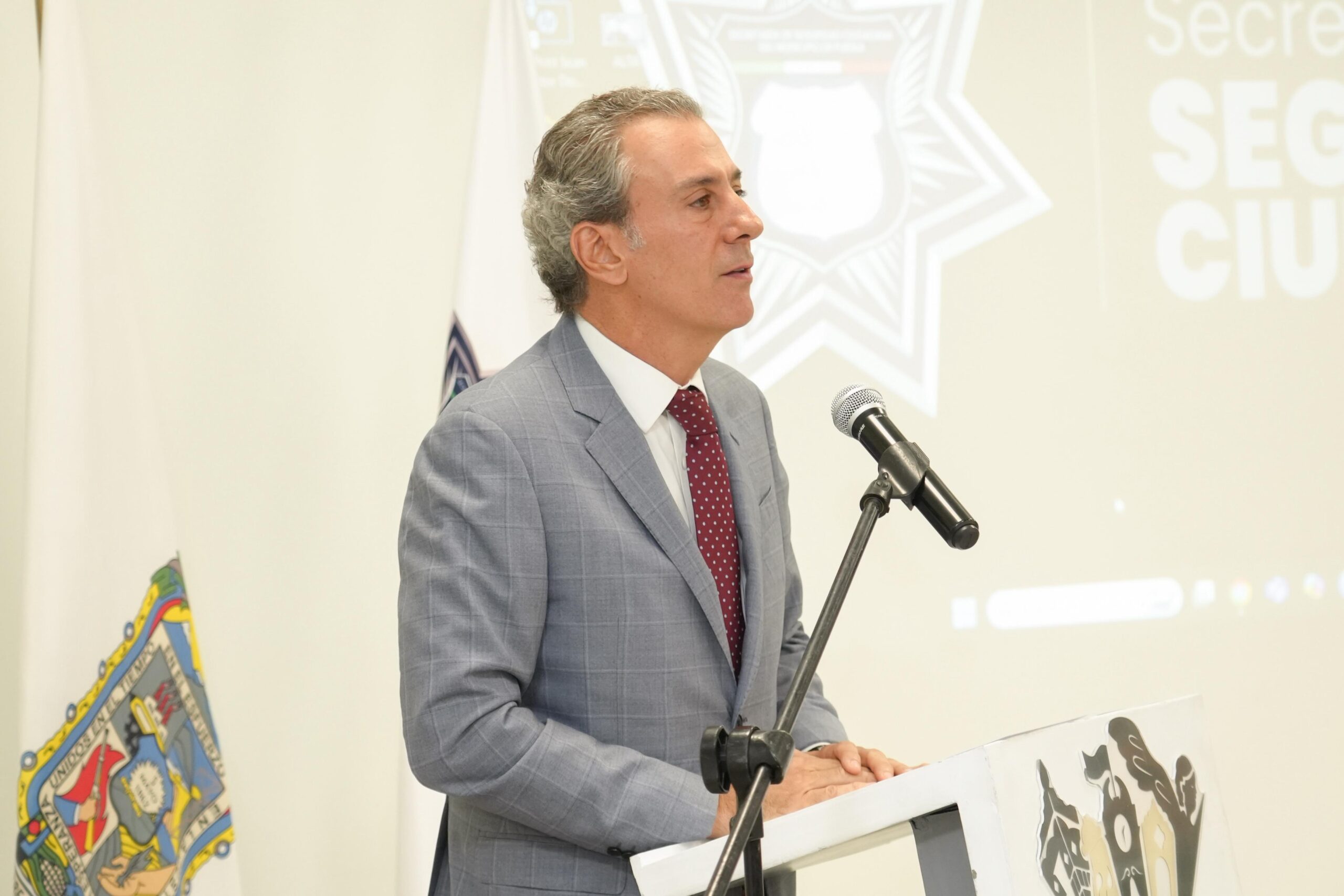 Seguridad en Puebla está garantizada: Pepe Chedraui presenta resultados contundentes  Puebla, Pue., 23 de julio de 2025.– Como parte de la estrategia integral “Una capital en orden”, el presidente municipal Pepe Chedraui Budib presentó un informe de resultados en materia de seguridad en Puebla, destacando el trabajo coordinado entre los tres niveles de gobierno para reducir los índices delictivos y reforzar la tranquilidad de las y los ciudadanos.  Durante su mensaje, Chedraui subrayó que la seguridad va de la mano del bienestar y que cada semana se llevan a cabo al menos dos mesas de trabajo con autoridades estatales y federales, incluyendo la Fiscalía General del Estado, para dar seguimiento a reportes ciudadanos y operativos especiales.  “No vamos a bajar la guardia. Seguimos trabajando para garantizar la seguridad con bienestar en Puebla”, puntualizó el edil.  Principales resultados operativos:  Del 19 de marzo al 21 de julio de 2025, la Secretaría de Seguridad Ciudadana (SSC) reportó: 	•	93,409 auxilios atendidos, con un tiempo de respuesta promedio de 6 minutos y 41 segundos. 	•	730 armas de fuego aseguradas. 	•	98,526 gramos de drogas decomisadas (15,797 detectados por la Unidad Canina K9). 	•	452 vehículos asegurados, entre robados y usados en delitos. 	•	1,540 personas detenidas, de las cuales 953 fueron presentadas ante el Ministerio Público.  Además, en coordinación con la Guardia Nacional, SEDENA y SEMAR: 	•	Se realizaron 78 operativos Centinela, con 10,594 inspecciones y más de 1,900 unidades remitidas. 	•	Se aplicaron 759 operativos viales, entre ellos Alcoholímetros y Calles Seguras. 	•	Se atendieron 173 reportes de personas desaparecidas, brindando asistencia directa a víctimas y familiares.  Acciones de proximidad y prevención  La SSC capacitó a más de 74 mil personas a través de programas como: 	•	Escuela Segura 	•	Vecinos Vigilantes 	•	Red de Mujeres 	•	Jornadas Imparables 	•	Prevención de Delitos Cibernéticos  En tanto, Protección Civil Municipal atendió: 	•	902 apoyos prehospitalarios 	•	189 rescates 	•	283 incendios  Operativos especiales  El secretario General de Gobierno, Franco Rodríguez, destacó los avances en el reordenamiento del comercio en el Centro Histórico, así como 722 operativos contra la venta irregular de alcohol, con 270 clausuras, particularmente en zonas escolares.  Finalmente, el coronel Félix Pallares Miranda, titular de la SSC, reiteró el compromiso de seguir trabajando sin descanso para salvaguardar la paz y el bienestar de la ciudadanía.