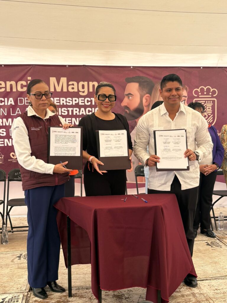 Firma de convenio por los derechos de las mujeres en Cuautlancingo