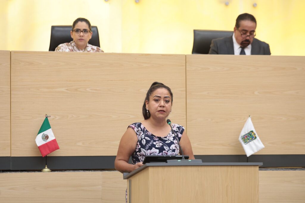 Analizarán en el Congreso del Estado iniciativa para sancionar el fraude y el despojo inmobiliario - Comisión Permanente recibe propuestas legislativas en materia de procuración de justicia, seguridad y protección de derechos humanos Con el propósito de establecer una agravante que sancione con mayor severidad el fraude y el despojo inmobiliario cometidos en complicidad con personas servidoras públicas, la diputada Celia Bonaga Ruiz presentó una iniciativa para reformar y adicionar diversas disposiciones del Código Penal del Estado. La propuesta de la diputada indica que, con la agravante, las sanciones ya establecidas para el delito de fraude se incrementarán hasta en una mitad cuando la simulación tenga como objeto la transmisión, ocupación o despojo de bienes inmuebles, y se realice con la participación de personas servidoras públicas que, por acción u omisión, faciliten, validen o ejecuten el acto. Además, se expone que la sanción se incrementará en una mitad cuando el fraude se cometa en materia inmobiliaria con la participación activa o pasiva de personas servidoras públicas que, abusando de su cargo, faciliten, validen o ejecuten el acto fraudulento. Asimismo, contempla que se impondrá prisión de tres meses a tres años y multa de cinco a 50 Unidades de Medida y Actualización, cuando el despojo del inmueble o de derechos reales se cometa con la participación, autorización, encubrimiento o tolerancia de personas servidoras públicas en el ejercicio de sus funciones. La propuesta legislativa mediante la cual se reforman los artículos 404 fracción IX, el 407 y el 409; y se adiciona la fracción III al artículo 408 del Código Penal del Estado Libre y Soberano de Puebla, fue turnada a la Comisión de Procuración y Administración de Justicia para su estudio y resolución procedente. Por otra parte, en sesión de la Comisión Permanente del Congreso, la diputada Modesta Delgado Juárez presentó una iniciativa para reformar el Código Civil del Estado, con el objetivo de proteger a las y los ciudadanos de los abusos derivados de los préstamos conocidos como “gota a gota”. Lo anterior, estableciendo en el ordenamiento que el interés convencional es el que pactan las personas contratantes, sin que el mismo pueda estipularse de manera diaria; y cuando el interés sea tan desproporcionado que haga fundadamente creer que se abusó del apuro pecuniario, inexperiencia, ignorancia, necesidad de la persona deudora, anuncios contrarios a la realidad, amenazas o coacción, a petición de ésta, la persona Juzgadora, teniendo en cuenta las circunstancias del caso, reducirá equitativamente el interés hasta el tipo legal. La propuesta mediante la cual se reforman los artículos 2255 y 2256 del Código Civil para el Estado Libre y Soberano de Puebla, fue turnada a la Comisión de Procuración y Administración de Justicia para su estudio y resolución procedente. Además, la diputada Cinthya Gabriela Chumacero Rodríguez presentó una iniciativa para adicionar la fracción VI al artículo 2 de la Ley de Víctimas del Estado de Puebla con el objetivo de establecer que las autoridades que intervengan en procedimientos relacionados con víctimas, tengan capacitación actualizada que asegure una atención con perspectiva de Derechos Humanos y de Género y evite cualquier tipo de discriminación o prejuicio en razón de orientación sexual, identidad o expresión de género y características sexuales. La diputada también presentó una iniciativa para reformar y adicionar diversas disposiciones de la Constitución Política del Estado de Puebla, con el propósito de prohibir toda acción tendiente al menoscabo de los derechos humanos, en razón de discriminación por orientación sexual, identidad o expresión de género y características sexuales. Además, fomentar para toda persona el derecho a la no discriminación y promover las condiciones de respeto e igualdad irrestricta por motivos de orientación sexual, identidad y expresión de género y características sexuales en los ámbitos de salud, justicia y trabajo. Las iniciativas de la diputada Gabriela Chumacero fueron enviadas a la Comisión de Procuración y Administración de Justicia y a la Comisión de Gobernación y Puntos Constitucionales, respectivamente. Durante la sesión de la Comisión Permanente se dio cuenta de las siguientes propuestas legislativas: -Iniciativa del diputado Andrés Iván Villegas Mendoza para reformar los artículos 85 y 87 fracción IV y el 323 Bis del el Código Penal, con la finalidad de incrementar las penas de dos a cuatro años de prisión y multa de 100 a 500 Unidades de Medida y Actualización cuando se cometa un delito al conducir vehículo de motor en estado de ebriedad o bajo el influjo de estupefacientes, enervantes, psicotrópicos o cualquier otra sustancia que produzca un efecto similar. La persona que al conducir un vehículo de motor cause homicidio o lesiones, hallándose en estado de embriaguez superior al primer grado o bajo el efecto de estupefacientes, enervantes, psicotrópicos o cualquier otra sustancia que produzca un efecto similar, se sancionará de cuatro a doce años de prisión. Además de la cancelación definitivamente de la licencia para conducir vehículos expedida por cualquier instancia. -Iniciativa del diputado Jaime Alejandro Aurioles Barroeta para reformar el penúltimo párrafo de la fracción IV del artículo 26 y adicionar un último párrafo al artículo 27 del Código Penal, con el propósito de establecer que en los casos de legítima defensa relacionados con mujeres víctimas de violencia de género, se deberá de juzgar, en todo momento, bajo este tipo de perspectiva. -Iniciativa del diputado Elías Lozada Ortega para adicionar la Sección Décima Séptima denominada “Legado de Bienes Digitales y Albacea Digital” y el artículo 3224 Bis al Código Civil del Estado, con el propósito de establecer que los bienes digitales del testador podrán ser objeto de legado, comprendiendo las cuentas en redes sociales, correos electrónicos, archivos electrónicos, servicios en la nube, criptomonedas, blogs, páginas web y cualquier representación digital con valor patrimonial o afectivo. -Iniciativa de la diputada Xel Arianna Hernández García para adicionar el artículo 265 Bis al Código Penal del Estado de Puebla, con el objetivo de equiparar el delito de estupro con el de violación, que permita fortalecer la protección de menores y eliminar vacíos legales e interpretaciones ambiguas. Las propuestas legislativas antes mencionadas, fueron turnadas a la Comisión de Procuración y Administración de Justicia para su estudio y resolución procedente. -Iniciativa de la diputada Azucena Rosas Tapia para reformar y adicionar diversas disposiciones de la Ley de Seguridad Privada, con la finalidad de regular con precisión la facultad extraordinaria de detención temporal en flagrancia en términos compatibles con la Constitución, la Ley Federal de Seguridad Privada. Con la combinación de requisitos formales, capacitación obligatoria, registro y supervisión estatal y sanciones, para garantizar equilibrio entre la protección de la seguridad ciudadana y la defensa de las garantías individuales. -Punto de acuerdo del diputado José Luis Figueroa Cortés por el que exhorta a la titular de la Fiscalía General del Estado de Puebla para que, en coordinación con la Secretaría de Seguridad Pública, elabore un plan de acción para contener y revertir el delito de extorsión en la entidad, siguiendo las directrices de la estrategia nacional contra la extorsión. La iniciativa de la diputada Azucena Rosas fue enviada a la Comisión de Seguridad Pública, mientras que el punto de acuerdo del diputado José Luis Figueroa fue turnado a la Comisión de Procuración y Administración de Justicia.
