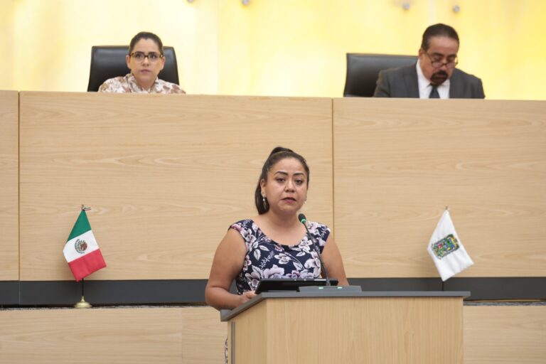 Analizarán en el Congreso del Estado iniciativa para sancionar el fraude y el despojo inmobiliario     - Comisión Permanente recibe propuestas legislativas en materia de procuración de justicia, seguridad y protección de derechos humanos     Con el propósito de establecer una agravante que sancione con mayor severidad el fraude y el despojo inmobiliario cometidos en complicidad con personas servidoras públicas, la diputada Celia Bonaga Ruiz presentó una iniciativa para reformar y adicionar diversas disposiciones del Código Penal del Estado.   La propuesta de la diputada indica que, con la agravante, las sanciones ya establecidas para el delito de fraude se incrementarán hasta en una mitad cuando la simulación tenga como objeto la transmisión, ocupación o despojo de bienes inmuebles, y se realice con la participación de personas servidoras públicas que, por acción u omisión, faciliten, validen o ejecuten el acto.   Además, se expone que la sanción se incrementará en una mitad cuando el fraude se cometa en materia inmobiliaria con la participación activa o pasiva de personas servidoras públicas que, abusando de su cargo, faciliten, validen o ejecuten el acto fraudulento.   Asimismo, contempla que se impondrá prisión de tres meses a tres años y multa de cinco a 50 Unidades de Medida y Actualización, cuando el despojo del inmueble o de derechos reales se cometa con la participación, autorización, encubrimiento o tolerancia de personas servidoras públicas en el ejercicio de sus funciones.   La propuesta legislativa mediante la cual se reforman los artículos 404 fracción IX, el 407 y el 409; y se adiciona la fracción III al artículo 408 del Código Penal del Estado Libre y Soberano de Puebla, fue turnada a la Comisión de Procuración y Administración de Justicia para su estudio y resolución procedente.   Por otra parte, en sesión de la Comisión Permanente del Congreso, la diputada Modesta Delgado Juárez presentó una iniciativa para reformar el Código Civil del Estado, con el objetivo de proteger a las y los ciudadanos de los abusos derivados de los préstamos conocidos como “gota a gota”.   Lo anterior, estableciendo en el ordenamiento que el interés convencional es el que pactan las personas contratantes, sin que el mismo pueda estipularse de manera diaria; y cuando el interés sea tan desproporcionado que haga fundadamente creer que se abusó del apuro pecuniario, inexperiencia, ignorancia, necesidad de la persona deudora, anuncios contrarios a la realidad, amenazas o coacción, a petición de ésta, la persona Juzgadora, teniendo en cuenta las circunstancias del caso, reducirá equitativamente el interés hasta el tipo legal.   La propuesta mediante la cual se reforman los artículos 2255 y 2256 del Código Civil para el Estado Libre y Soberano de Puebla, fue turnada a la Comisión de Procuración y Administración de Justicia para su estudio y resolución procedente.   Además, la diputada Cinthya Gabriela Chumacero Rodríguez presentó una iniciativa para adicionar la fracción VI al artículo 2 de la Ley de Víctimas del Estado de Puebla con el objetivo de establecer que las autoridades que intervengan en procedimientos relacionados con víctimas, tengan capacitación actualizada que asegure una atención con perspectiva de Derechos Humanos y de Género y evite cualquier tipo de discriminación o prejuicio en razón de orientación sexual, identidad o expresión de género y características sexuales.   La diputada también presentó una iniciativa para reformar y adicionar diversas disposiciones de la Constitución Política del Estado de Puebla, con el propósito de prohibir toda acción tendiente al menoscabo de los derechos humanos, en razón de discriminación por orientación sexual, identidad o expresión de género y características sexuales.   Además, fomentar para toda persona el derecho a la no discriminación y promover las condiciones de respeto e igualdad irrestricta por motivos de orientación sexual, identidad y expresión de género y características sexuales en los ámbitos de salud, justicia y trabajo.   Las iniciativas de la diputada Gabriela Chumacero fueron enviadas a la Comisión de Procuración y Administración de Justicia y a la Comisión de Gobernación y Puntos Constitucionales, respectivamente.   Durante la sesión de la Comisión Permanente se dio cuenta de las siguientes propuestas legislativas:   -Iniciativa del diputado Andrés Iván Villegas Mendoza para reformar los artículos 85 y 87 fracción IV y el 323 Bis del el Código Penal, con la finalidad de incrementar las penas de dos a cuatro años de prisión y multa de 100 a 500 Unidades de Medida y Actualización cuando se cometa un delito al conducir vehículo de motor en estado de ebriedad o bajo el influjo de estupefacientes, enervantes, psicotrópicos o cualquier otra sustancia que produzca un efecto similar.   La persona que al conducir un vehículo de motor cause homicidio o lesiones, hallándose en estado de embriaguez superior al primer grado o bajo el efecto de estupefacientes, enervantes, psicotrópicos o cualquier otra sustancia que produzca un efecto similar, se sancionará de cuatro a doce años de prisión. Además de la cancelación definitivamente de la licencia para conducir vehículos expedida por cualquier instancia.   -Iniciativa del diputado Jaime Alejandro Aurioles Barroeta para reformar el penúltimo párrafo de la fracción IV del artículo 26 y adicionar un último párrafo al artículo 27 del Código Penal, con el propósito de establecer que en los casos de legítima defensa relacionados con mujeres víctimas de violencia de género, se deberá de juzgar, en todo momento, bajo este tipo de perspectiva.   -Iniciativa del diputado Elías Lozada Ortega para adicionar la Sección Décima Séptima denominada “Legado de Bienes Digitales y Albacea Digital” y el artículo 3224 Bis al Código Civil del Estado, con el propósito de establecer que los bienes digitales del testador podrán ser objeto de legado, comprendiendo las cuentas en redes sociales, correos electrónicos, archivos electrónicos, servicios en la nube, criptomonedas, blogs, páginas web y cualquier representación digital con valor patrimonial o afectivo.   -Iniciativa de la diputada Xel Arianna Hernández García para adicionar el artículo 265 Bis al Código Penal del Estado de Puebla, con el objetivo de equiparar el delito de estupro con el de violación, que permita fortalecer la protección de menores y eliminar vacíos legales e interpretaciones ambiguas.   Las propuestas legislativas antes mencionadas, fueron turnadas a la Comisión de Procuración y Administración de Justicia para su estudio y resolución procedente.   -Iniciativa de la diputada Azucena Rosas Tapia para reformar y adicionar diversas disposiciones de la Ley de Seguridad Privada, con la finalidad de regular con precisión la facultad extraordinaria de detención temporal en flagrancia en términos compatibles con la Constitución, la Ley Federal de Seguridad Privada.   Con la combinación de requisitos formales, capacitación obligatoria, registro y supervisión estatal y sanciones, para garantizar equilibrio entre la protección de la seguridad ciudadana y la defensa de las garantías individuales.   -Punto de acuerdo del diputado José Luis Figueroa Cortés por el que exhorta a la titular de la Fiscalía General del Estado de Puebla para que, en coordinación con la Secretaría de Seguridad Pública, elabore un plan de acción para contener y revertir el delito de extorsión en la entidad, siguiendo las directrices de la estrategia nacional contra la extorsión.   La iniciativa de la diputada Azucena Rosas fue enviada a la Comisión de Seguridad Pública, mientras que el punto de acuerdo del diputado José Luis Figueroa fue turnado a la Comisión de Procuración y Administración de Justicia.