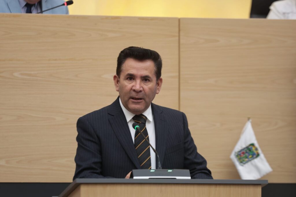 Piden en Congreso que CDH emita Protocolo de Protección para personas defensoras de derechos humanos y periodistas - Reciben iniciativas para tipificar el delito de rapiña y el de reclutamiento forzado - Presentan propuesta para la seguridad interna de condominios La Mesa Directiva de la LXII Legislatura dio cuenta del punto de acuerdo de la diputada Angélica Patricia Alvarado Juárez para exhortar a la Comisión de Derechos Humanos del Estado de Puebla para que, emita y publique un Protocolo Estatal Especializado de Prevención, Protección y Acompañamiento a personas defensoras de derechos humanos y periodistas, que contemple una ruta de atención con tiempos máximos de respuesta. El exhorto fue turnado a la Comisión de Derechos Humanos para su estudio y resolución procedente. En sesión ordinaria, el diputado José Miguel Trujillo de Ita presentó una iniciativa para tipificar el delito de rapiña e imponer de cuatro a 10 años de prisión y multa de 200 a 600 Unidades de Medida y Actualización a quien, aprovechándose de un accidente, desastre natural, catástrofe, tumulto, alteración del orden público o situación de emergencia, se apodere de bienes muebles ajenos sin derecho y sin consentimiento de quien legalmente pueda disponer de ellos. La propuesta mediante la cual se adiciona la sección primera Bis al Capítulo Décimo Octavo del Código Penal del Estado Libre y Soberano de Puebla fue enviada a la Comisión de Procuración y Administración de Justicia para su análisis. Por su parte, el diputado Andrés Iván Villegas Mendoza presentó una iniciativa para reformar y adicionar diversas disposiciones de la Ley de los Derechos de las Niñas, Niños y Adolescentes y del Código Penal, con el objetivo de tipificar el delito de reclutamiento forzado e imponer penas de ocho a 15 años de prisión. Las sanciones se aplicarían a quien, mediante violencia, intimidación, engaño, abuso de poder o de una situación de vulnerabilidad, obligue, induzca, invite, facilite, promueva o coaccione a una persona para integrarse a participar o colaborar en grupos delictivos, organizaciones criminales, asociaciones ilícitas o en actividades de carácter armado, sin su consentimiento libre e informado. Por su parte, la diputada Araceli Celestino Rosas presentó una iniciativa para reformar el artículo 228 Quater del Código Penal del Estado, con la finalidad de duplicar la pena por conductas orientadas a someter u obligar a otra persona a recibir cualquier tipo de tratamiento o terapia con el objetivo de obstaculizar, impedir o modificar su orientación sexual, identidad o expresión de género, cuando se cometan en contextos de relación laboral, de función pública, con menores de 18 años, adultos mayores o personas con discapacidad. La iniciativa del diputado Andrés Villegas y la de la diputada Araceli Celestino fueron turnadas a la Comisión de Procuración y Administración de Justicia para su estudio y resolución procedente. En tanto, la diputada Modesta Delgado Juárez presentó una iniciativa de reforma a la Ley Orgánica Municipal, con el propósito de adecuar el marco jurídico y sustituir los juzgados calificadores por juzgados de justicia cívica, en concordancia con los lineamientos nacionales y las mejores prácticas internacionales. La propuesta para reformar los artículos 215, 217, 248, 249 y 250 de la Ley Orgánica Municipal fue enviada a la Comisión de Asuntos Municipales para su estudio y resolución procedente. Durante la sesión la diputada Fedrha Isabel Suriano Corrales presentó una iniciativa para adicionar en la Ley que Regula el Régimen de Propiedad en Condominio, que todo condominio deberá implementar, de manera permanente, medidas de seguridad interna como la instalación de casetas de control de acceso en cada entrada vehicular y peatonal, con sistemas de plumas, portones automáticos o equivalentes, vigilancia privada certificada, sistemas de videovigilancia e iluminación. La propuesta indica que, el cumplimiento de estas obligaciones será requisito indispensable para la legal operación y administración de condominios en el Estado de Puebla; además, toda administración de condominio deberá contar con un área jurídica propia o contratada, responsable de la recuperación de adeudos y representación legal. Mediante la iniciativa, se reforma el artículo 40 y se adicionan los artículos 32 Bis y 49 Bis a la Ley que Regula el Régimen de Propiedad en Condominio para el Estado de Puebla; la propuesta será analizada en la Comisión de Vivienda. Las y los diputados integrantes del Comité de Atención Ciudadana presentaron una iniciativa para reformar diversas disposiciones del Reglamento Interior del Honorable Congreso del Estado, a fin de considerar como atribuciones de este órgano colegiado, entre otras, vincular a las Comisiones Generales las propuestas ciudadanas que tengan el potencial de incidir en la legislación local por su impacto social, político o económico. Además, la diputada Susana del Carmen Riestra Piña presentó una iniciativa para reformar el artículo 105 de la Ley Orgánica del Poder Legislativo y el 58 del Reglamento Interior del Honorable Congreso del Estado, con el fin de establecer expresamente la obligación de que, en las convocatorias a las sesiones de comisiones, se adjunten los documentos necesarios para su análisis, con el orden del día respectivo. Ambas propuestas legislativas fueron turnadas a la Comisión de Gobernación y Puntos Constitucionales para su estudio y resolución procedente.