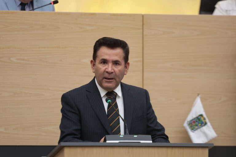 Piden en Congreso que CDH emita Protocolo de Protección para personas defensoras de derechos humanos y periodistas     - Reciben iniciativas para tipificar el delito de rapiña y el de reclutamiento forzado   - Presentan propuesta para la seguridad interna de condominios       La Mesa Directiva de la LXII Legislatura dio cuenta del punto de acuerdo de la diputada Angélica Patricia Alvarado Juárez para exhortar a la Comisión de Derechos Humanos del Estado de Puebla para que, emita y publique un Protocolo Estatal Especializado de Prevención, Protección y Acompañamiento a personas defensoras de derechos humanos y periodistas, que contemple una ruta de atención con tiempos máximos de respuesta.   El exhorto fue turnado a la Comisión de Derechos Humanos para su estudio y resolución procedente.   En sesión ordinaria, el diputado José Miguel Trujillo de Ita presentó una iniciativa para tipificar el delito de rapiña e imponer de cuatro a 10 años de prisión y multa de 200 a 600 Unidades de Medida y Actualización a quien, aprovechándose de un accidente, desastre natural, catástrofe, tumulto, alteración del orden público o situación de emergencia, se apodere de bienes muebles ajenos sin derecho y sin consentimiento de quien legalmente pueda disponer de ellos.   La propuesta mediante la cual se adiciona la sección primera Bis al Capítulo Décimo Octavo del Código Penal del Estado Libre y Soberano de Puebla fue enviada a la Comisión de Procuración y Administración de Justicia para su análisis.   Por su parte, el diputado Andrés Iván Villegas Mendoza presentó una iniciativa para reformar y adicionar diversas disposiciones de la Ley de los Derechos de las Niñas, Niños y Adolescentes y del Código Penal, con el objetivo de tipificar el delito de reclutamiento forzado e imponer penas de ocho a 15 años de prisión.   Las sanciones se aplicarían a quien, mediante violencia, intimidación, engaño, abuso de poder o de una situación de vulnerabilidad, obligue, induzca, invite, facilite, promueva o coaccione a una persona para integrarse a participar o colaborar en grupos delictivos, organizaciones criminales, asociaciones ilícitas o en actividades de carácter armado, sin su consentimiento libre e informado.   Por su parte, la diputada Araceli Celestino Rosas presentó una iniciativa para reformar el artículo 228 Quater del Código Penal del Estado, con la finalidad de duplicar la pena por conductas orientadas a someter u obligar a otra persona a recibir cualquier tipo de tratamiento o terapia con el objetivo de obstaculizar, impedir o modificar su orientación sexual, identidad o expresión de género, cuando se cometan en contextos de relación laboral, de función pública, con menores de 18 años, adultos mayores o personas con discapacidad.   La iniciativa del diputado Andrés Villegas y la de la diputada Araceli Celestino fueron turnadas a la Comisión de Procuración y Administración de Justicia para su estudio y resolución procedente.   En tanto, la diputada Modesta Delgado Juárez presentó una iniciativa de reforma a la Ley Orgánica Municipal, con el propósito de adecuar el marco jurídico y sustituir los juzgados calificadores por juzgados de justicia cívica, en concordancia con los lineamientos nacionales y las mejores prácticas internacionales.   La propuesta para reformar los artículos 215, 217, 248, 249 y 250 de la Ley Orgánica Municipal fue enviada a la Comisión de Asuntos Municipales para su estudio y resolución procedente.   Durante la sesión la diputada Fedrha Isabel Suriano Corrales presentó una iniciativa para adicionar en la Ley que Regula el Régimen de Propiedad en Condominio, que todo condominio deberá implementar, de manera permanente, medidas de seguridad interna como la instalación de casetas de control de acceso en cada entrada vehicular y peatonal, con sistemas de plumas, portones automáticos o equivalentes, vigilancia privada certificada, sistemas de videovigilancia e iluminación.   La propuesta indica que, el cumplimiento de estas obligaciones será requisito indispensable para la legal operación y administración de condominios en el Estado de Puebla; además, toda administración de condominio deberá contar con un área jurídica propia o contratada, responsable de la recuperación de adeudos y representación legal.   Mediante la iniciativa, se reforma el artículo 40 y se adicionan los artículos 32 Bis y 49 Bis a la Ley que Regula el Régimen de Propiedad en Condominio para el Estado de Puebla; la propuesta será analizada en la Comisión de Vivienda.   Las y los diputados integrantes del Comité de Atención Ciudadana presentaron una iniciativa para reformar diversas disposiciones del Reglamento Interior del Honorable Congreso del Estado, a fin de considerar como atribuciones de este órgano colegiado, entre otras, vincular a las Comisiones Generales las propuestas ciudadanas que tengan el potencial de incidir en la legislación local por su impacto social, político o económico.   Además, la diputada Susana del Carmen Riestra Piña presentó una iniciativa para reformar el artículo 105 de la Ley Orgánica del Poder Legislativo y el 58 del Reglamento Interior del Honorable Congreso del Estado, con el fin de establecer expresamente la obligación de que, en las convocatorias a las sesiones de comisiones, se adjunten los documentos necesarios para su análisis, con el orden del día respectivo.   Ambas propuestas legislativas fueron turnadas a la Comisión de Gobernación y Puntos Constitucionales para su estudio y resolución procedente.