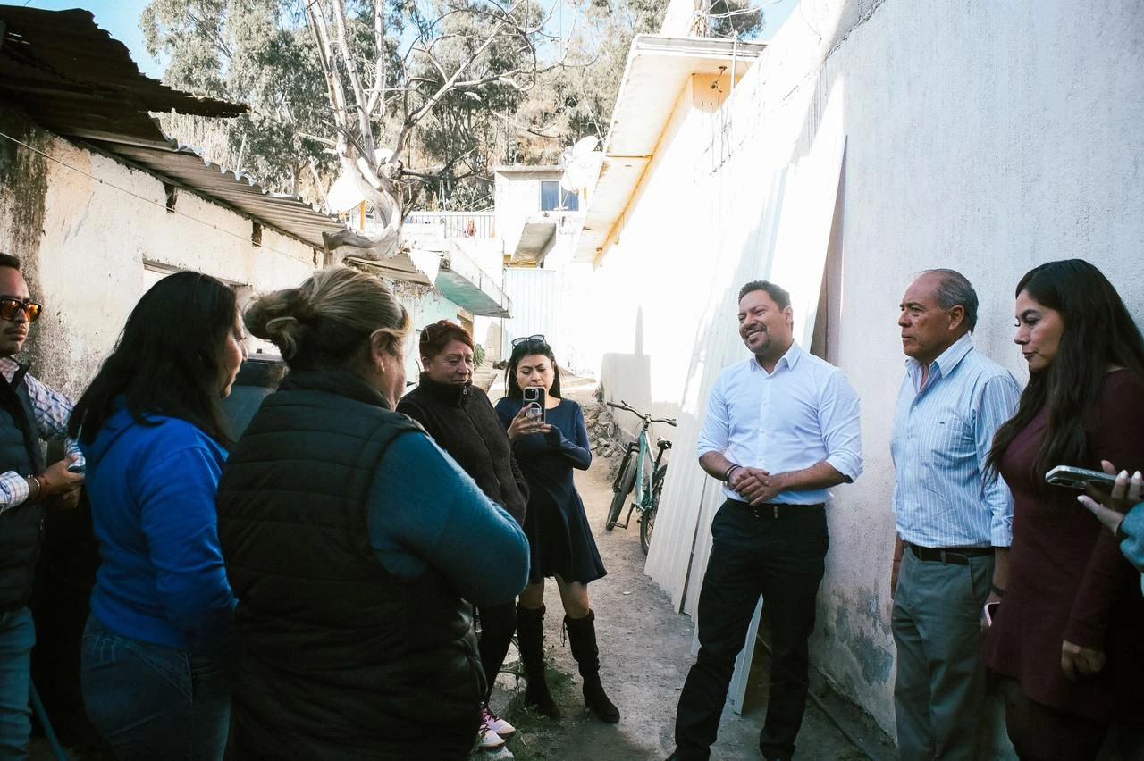 Andrés Villegas entrega de pintura y láminas en el Barrio de Guadalupe de Ciudad Serdán