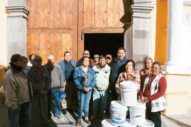 Andrés Villegas entrega de pintura y láminas en el Barrio de Guadalupe de Ciudad Serdán  