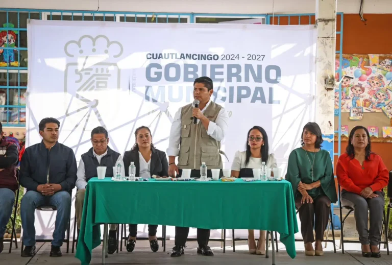 Entrega Omar Muñoz barda perimetral en preescolar Carmen Serdán