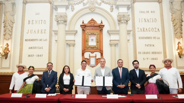 Puebla y Huatulco firman hermanamiento