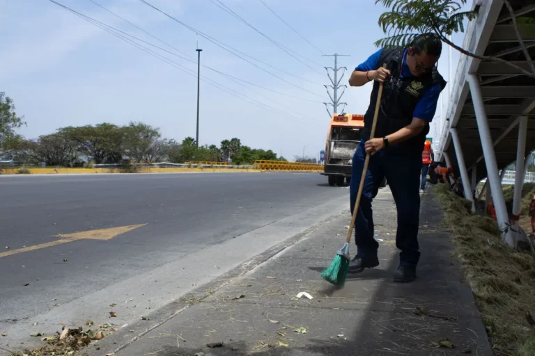 Acciones de limpieza del Gobierno de Pepe Chedraui llegan a Bulevar Municipio Libre