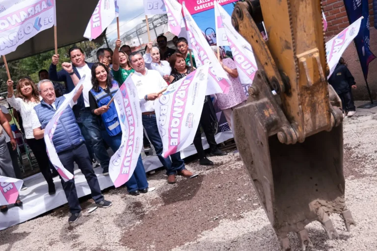 La espera terminó, inicia Lupita Cuautle pavimentación de la calle 12 oriente