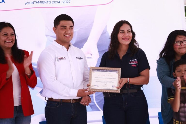 Lupita Cuautle consolida primer Centro de Rehabilitación Integral municipal para ampliar la atención a más familias  Como resultado del fortalecimiento de la infraestructura, la ampliación de los servicios especializados y el cumplimiento de los lineamientos establecidos por el Sistema Estatal DIF (SEDIF), la presidenta municipal Lupita Cuautle encabezó el protocolo de nombramiento de Unidad Básica de Rehabilitación (UBR) a Centro de Rehabilitación Integral (CRI).   Durante el acto, la munícipe destacó que este logro permitirá ofrecer una atención más completa y de mayor alcance para las personas con discapacidad y quienes requieren procesos de rehabilitación. Señaló que este reconocimiento es resultado de un trabajo continuo que comenzó desde la administración anterior, cuando se impulsó la creación de espacios y unidades de atención que, además de brindar servicios especializados, contribuyeron a generar una mayor conciencia sobre los diferentes tipos de discapacidad y detectar las necesidades de las familias no solo de la zona, sino de la región.   Al hacer énfasis en este proyecto que inició como un sueño y que ahora es una realidad, Lupita Cuautle subrayó que también ha permitido conocer historias de vida que inspiran a seguir trabajando por una atención más humana e incluyente, por lo cual es motivo de orgullo consolidar este nuevo CRI. Además, reconoció el esfuerzo del personal que diariamente brinda terapias, así como de las madres, padres y familiares que, con paciencia y compromiso acompañan cada proceso de rehabilitación.  La edil recordó el caso de Mauricio, quien gracias a la constancia en sus terapias y al acompañamiento permanente ha logrado caminar, ejemplo que refleja el impacto positivo que tienen estos servicios en la calidad de vida de las y los usuarios del Sistema Municipal DIF (SMDIF).   Por su parte, Aurora Tlatehui Cuautle, directora general del SMDIF informó que actualmente, el centro atiende diariamente entre 100 y 120 personas, por lo que cumplir con las reglas de operación establecidas por el SEDIF representaba un paso indispensable para responder a la creciente demanda y fortalecer la capacidad de atención especializada.   Durante el 2026, la entonces UBR brindó atención a más de 4 mil pacientes, con los servicios, entre ellos sesiones de terapia física, terapia del lenguaje, terapia ocupacional, educación especias e hidroterapia.   Asimismo, mediante convenios de colaboración con especialistas se ampliaron los servicios de valoración médica, diagnóstico oportuno y canalización a tratamientos integrales, próximamente se brindará equinoterapia, fortaleciendo la atención multidisciplinaria.   Con este nombramiento, San Andrés Cholula da un paso histórico en la atención a las personas con discapacidad, al consolidar el Centro de Rehabilitación Integral que ampliará la cobertura, aumentará la calidad de los servicios y la atención especializada para cientos de familias del municipio.