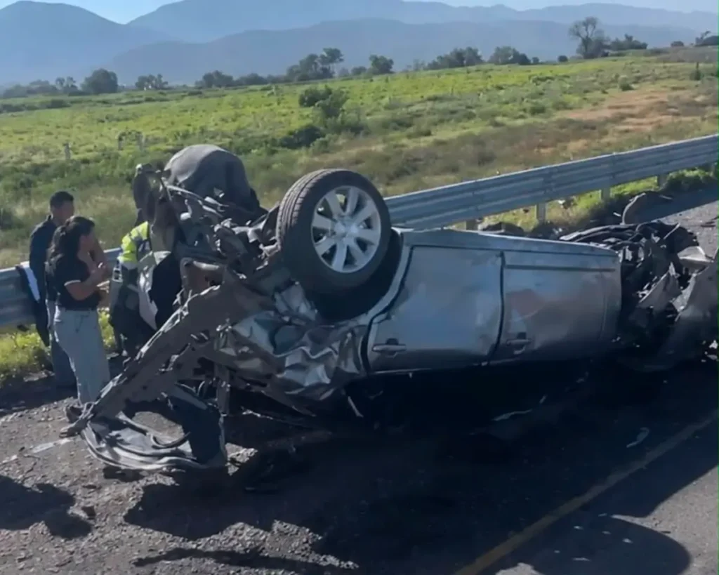Así quedó un automóvil tras fuerte accidente en la carretera Cuacnopalan-Oaxaca