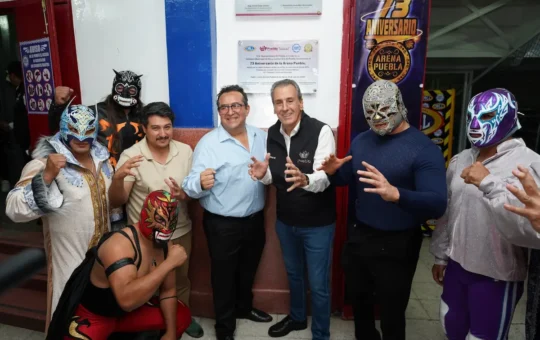 Pepe Chedraui devela placa conmemorativa por el 73 aniversario de la Arena Puebla