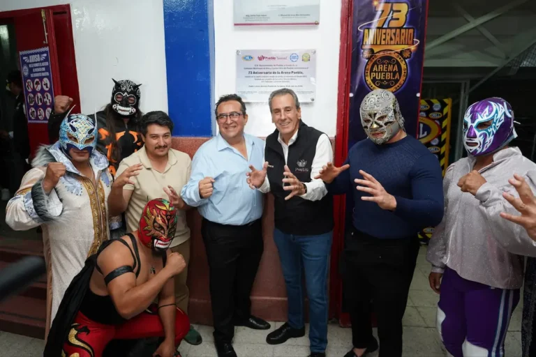 Pepe Chedraui devela placa conmemorativa por el 73 aniversario de la Arena Puebla
