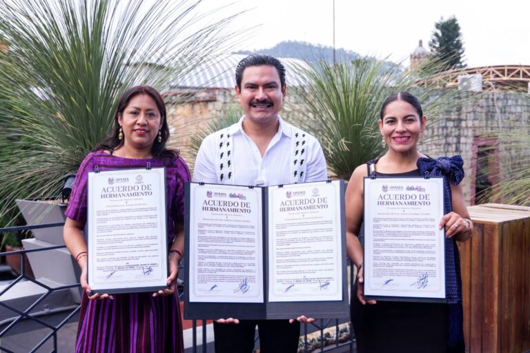 San Andrés Cholula y Oaxaca de Juárez formalizan lazos con hermanamiento para impulsar el desarrollo y la cooperación  Con el propósito de fortalecer los lazos de amistad, colaboración y desarrollo entre dos de las ciudades con mayor riqueza histórica y cultural del país, la presidenta municipal de San Andrés Cholula, Lupita Cuautle y el presidente municipal de Oaxaca de Juárez, Raymundo Chagoya Villanueva, firmaron un acuerdo de hermanamiento.  La edil Lupita Cuautle destacó que este convenio es una gran oportunidad para compartir la cultura y el legado histórico de ambos pueblos, unidos por su identidad y ahora por esta vinculación que establece las bases para impulsar una relación permanente de cooperación institucional, mediante el intercambio de experiencias, conocimientos y buenas prácticas que contribuyan al desarrollo económico, turístico, cultural, educativo y social de ambas comunidades.  Durante la firma, el munícipe Raymundo Chagoya mencionó que la colaboración entre gobiernos municipales representa una herramienta para fortalecer las políticas públicas, promover el intercambio entre instituciones, organizaciones y ciudadanía, así como generar oportunidades de desarrollo que beneficien directamente a las y los habitantes Oaxaca de Juárez y San Andrés Cholula.  El acuerdo contempla acciones encaminadas a fomentar proyectos conjuntos que impulsen la innovación gubernamental, el turismo, la cultura, la educación y el fortalecimiento institucional.  Con esta alianza, San Andrés Cholula amplía sus vínculos de cooperación con otros municipios del país, promoviendo el intercambio de experiencias exitosas que  consolidan gobiernos más cercanos, eficientes e innovadores, en beneficio de la población.