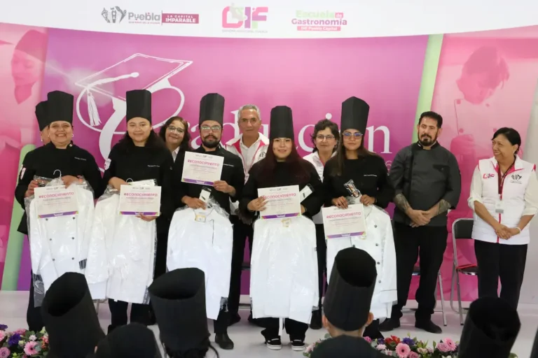 Se gradúan 51 alumnas y alumnos de la Escuela de Gastronomía del DIF Puebla Capital