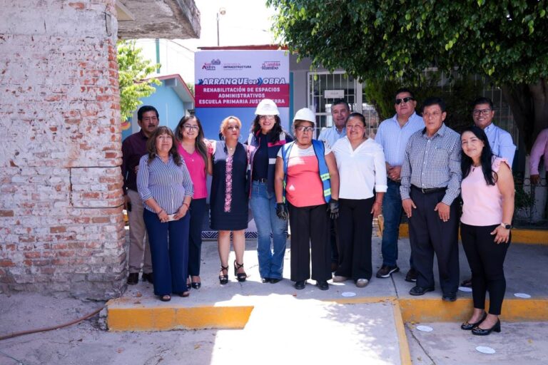 Continúa Lupita Cuautle fortaleciendo la infraestructura educativa en San Andrés Cholula  Con el compromiso de fortalecer los espacios educativos y brindar mejores condiciones para el desarrollo de la niñez sanandreseña, la presidenta municipal, Lupita Cuautle, encabezó el inicio de la obra de rehabilitación de espacios administrativos en la Escuela Primaria "Justo Sierra" en la junta auxiliar de San Bernardino Tlaxcalancingo.  Durante el acto protocolario, la edil enfatizó que, tras un esfuerzo de gestión y diálogo constante, el Ayuntamiento logró destrabar los permisos técnicos necesarios para hacer realidad este proyecto, atendiendo una necesidad histórica del plantel, cuyas instalaciones resultaron afectadas tras el sismo de 2017.  Por su parte, el secretario de Infraestructura, Edgar Perea Rojas, mencionó que los trabajos contemplan la construcción de 2 bodegas administrativas, el suministro y colocación de 36.80 m² de piso de loseta cerámica, aplicación de 246 m² de pintura vinílica, 7.79 m² de cancelería de aluminio con cristal de 6 mm y red de bajadas pluviales.  Con estas acciones, el Gobierno Municipal refrenda su compromiso social, transformando los espacios educativos en lugares que fomenten la convivencia, el aprendizaje y el orgullo comunitario.