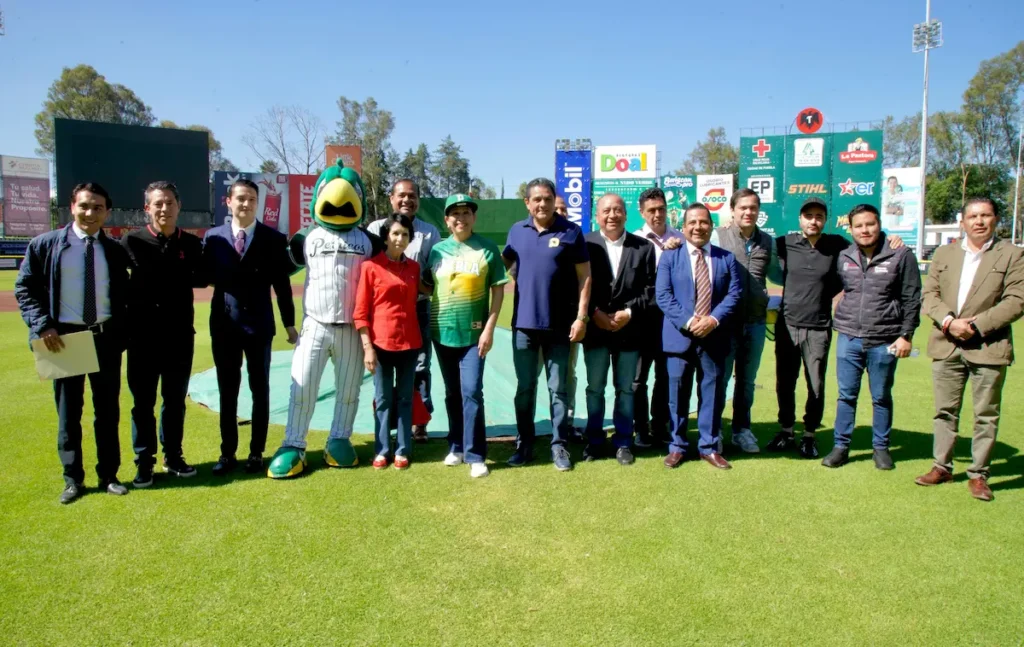 Bienestar firma convenio con Pericos de Puebla para acercar el béisbol a niñas y niños poblanos