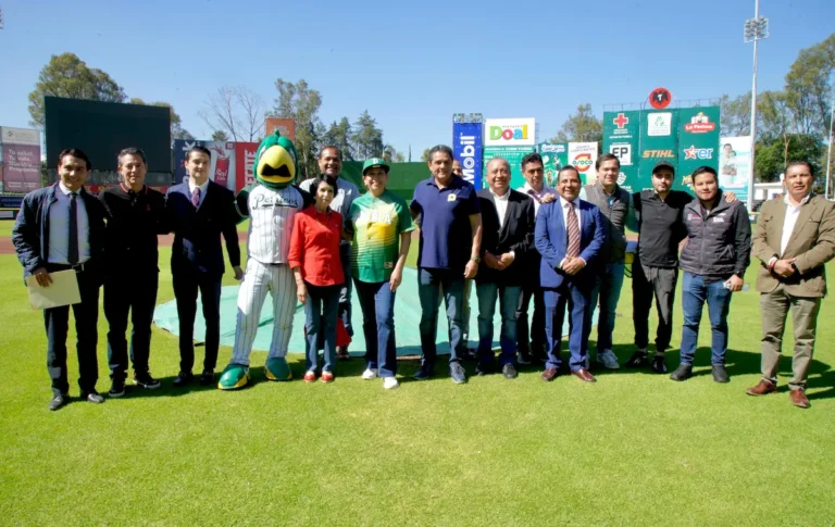 Bienestar firma convenio con Pericos de Puebla para acercar el béisbol a niñas y niños poblanos