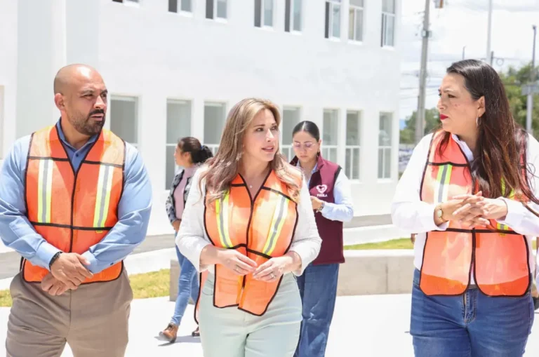 Ceci Arellano supervisa la Casa del Abue Oriente