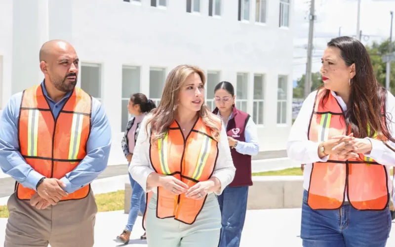 Ceci Arellano supervisa la Casa del Abue Oriente