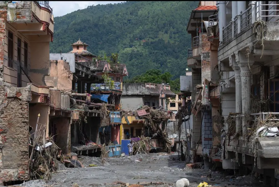 Nepal sigue buscando a cientos de personas; van 389 fallecidos