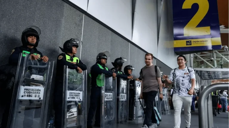 Integrantes de la CNTE amenzan con bloquear los accesos al Aeropuerto Internacional de la Ciudad de México