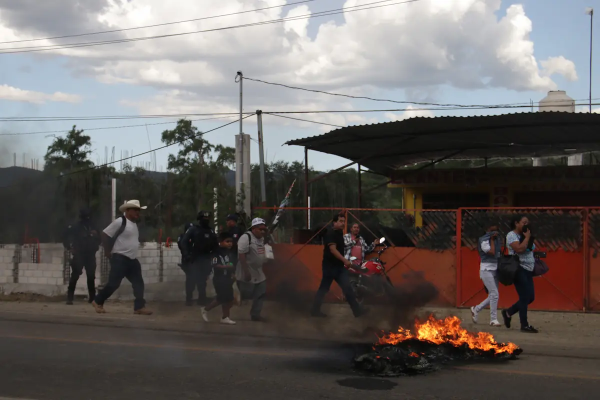 La inconformidad crece en Acatlán; bloquean la México-Oaxaca