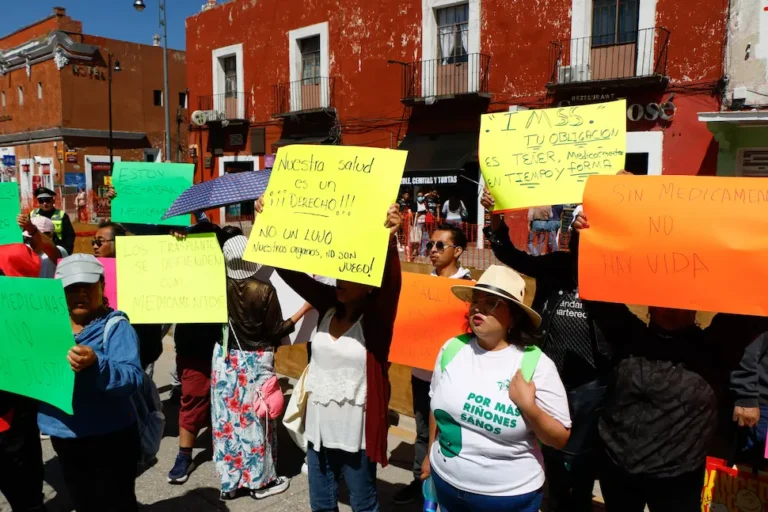 Pacientes renales alzan la voz por desabasto de medicamentos en IMSS Puebla