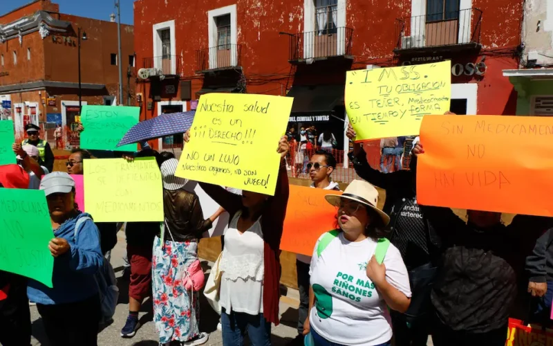 Pacientes renales alzan la voz por desabasto de medicamentos en IMSS Puebla