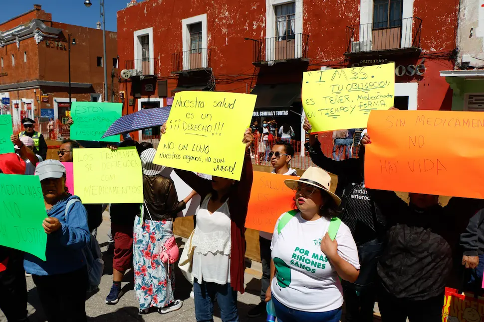Pacientes renales alzan la voz por desabasto de medicamentos en IMSS Puebla