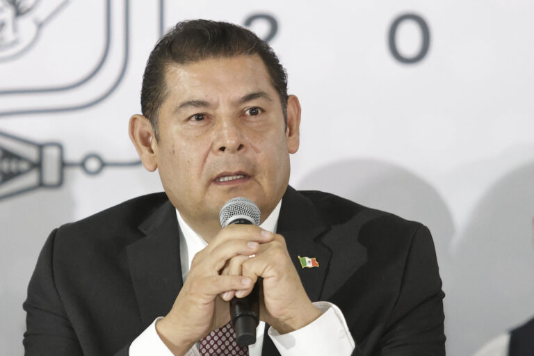 Pone ultimátum el gobernador a la titular de Turismo