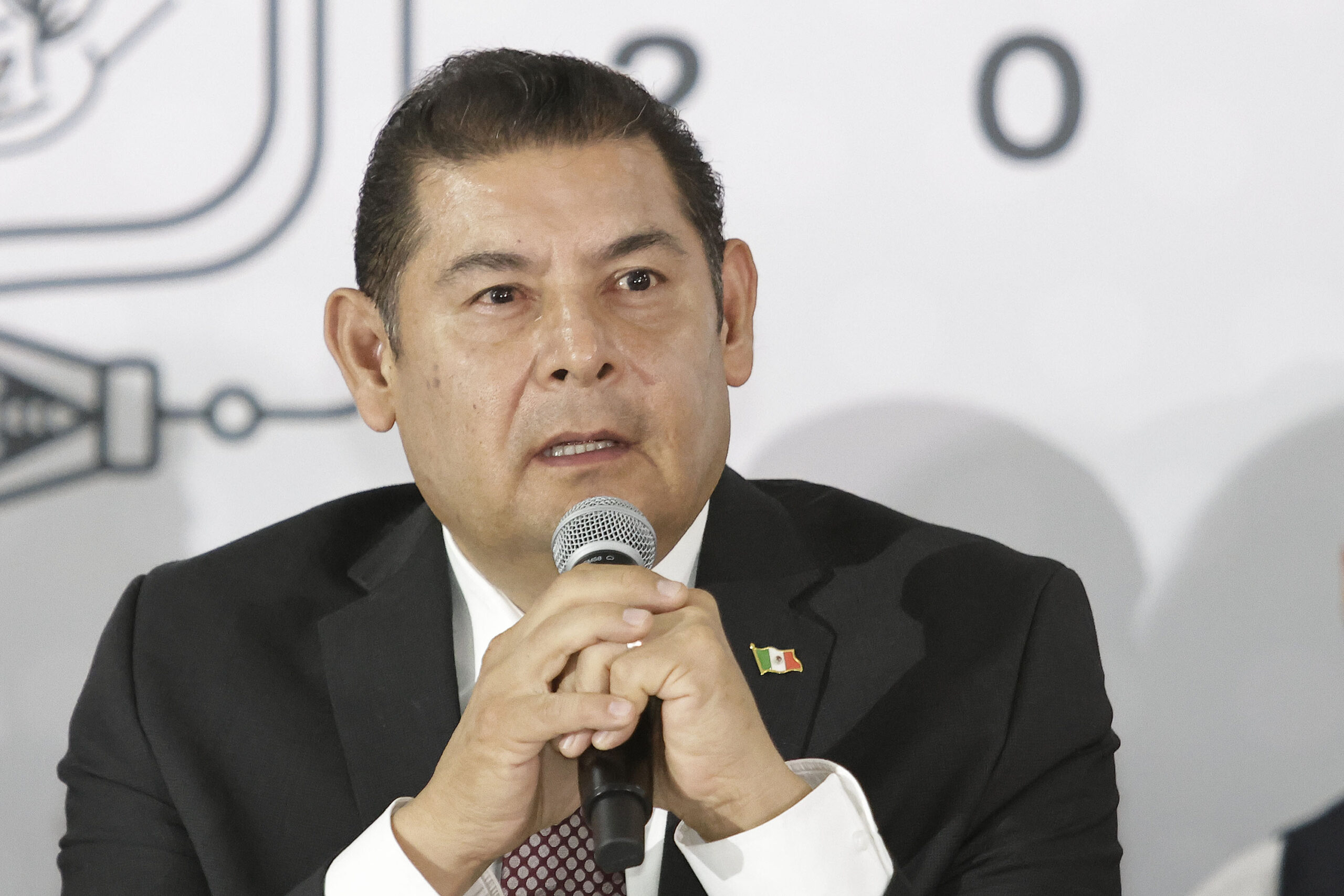 Pone ultimátum el gobernador a la titular de Turismo