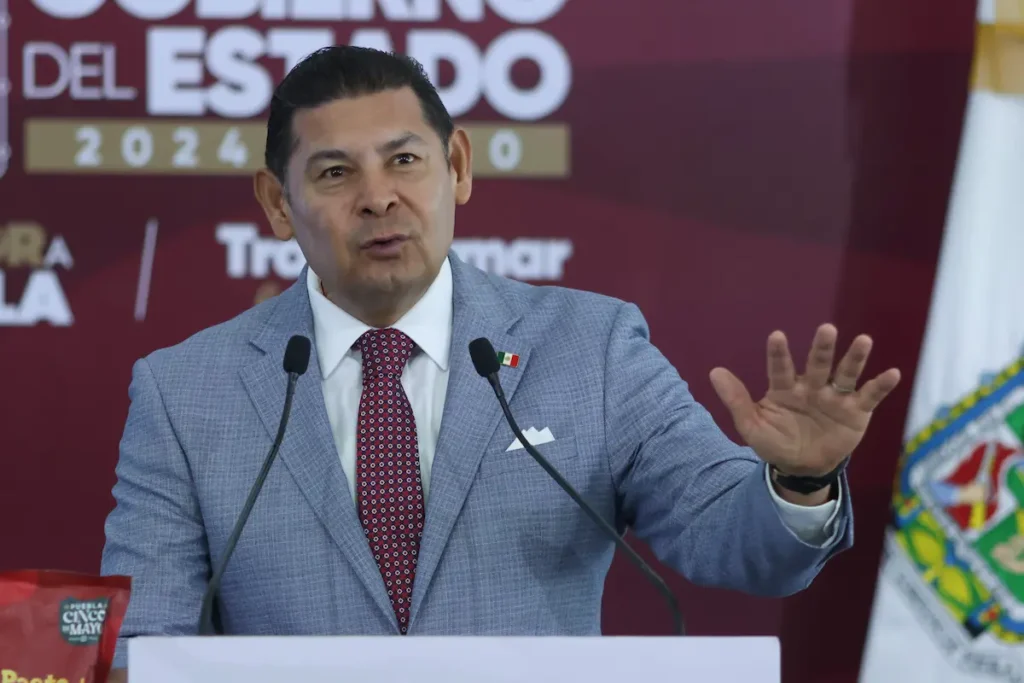 Reunión con los 8 consejos municipales: Armenta les pide apego a la ley