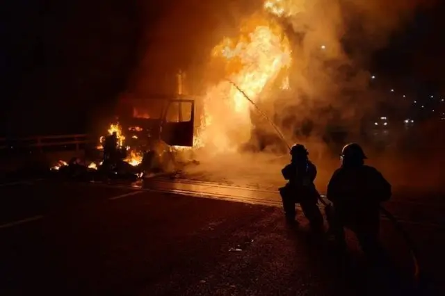 _trailer_con_25_toneladas_de_veladoras_arde-en-llamas-en-la-méxico-puebla