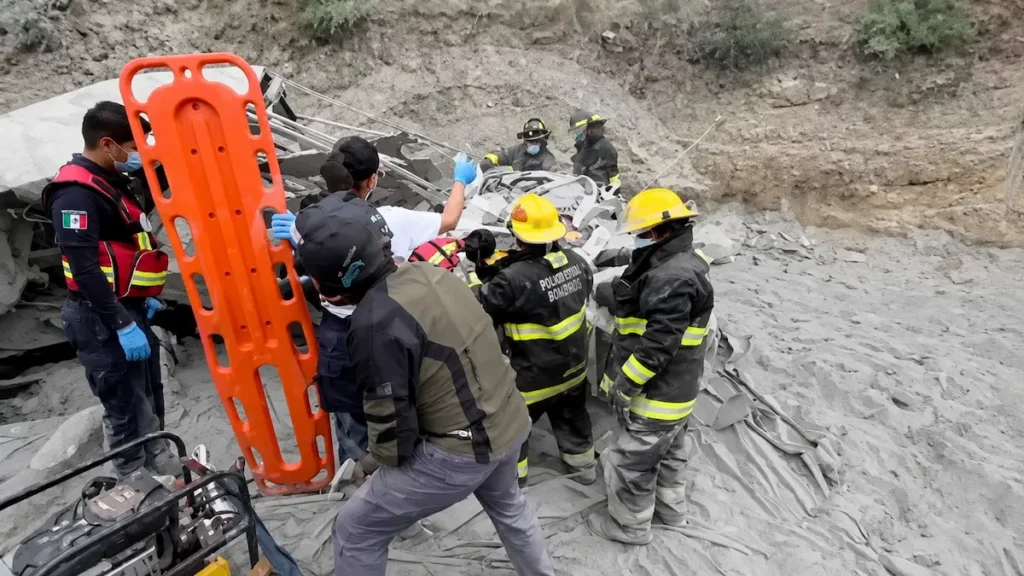 Volcadura de tráiler con cemento en la Vía Atlixcáyotl deja a conductor prensado