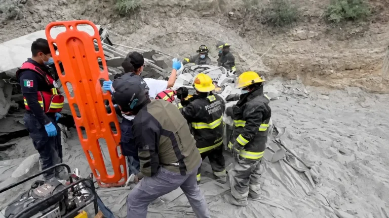 Volcadura de tráiler con cemento en la Vía Atlixcáyotl deja a conductor prensado