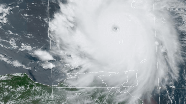 Autoridades de los tres órdenes de gobierno se coordinan ante la presencia del huracán Beryl, en el Atlántico