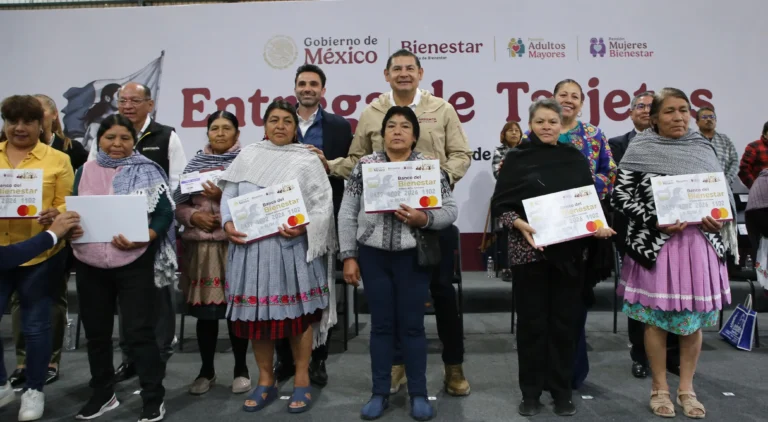 Mujeres y mayores de edad reciben tarjetas Bienestar