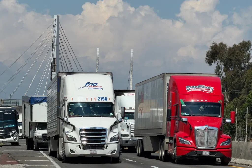 Evita circular por la México-Puebla; tráiler bloquea la vialidad