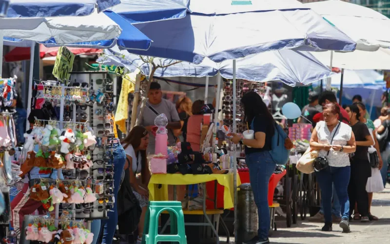 Hay 20 mil ambulantes en capital poblana; buscan regularlos