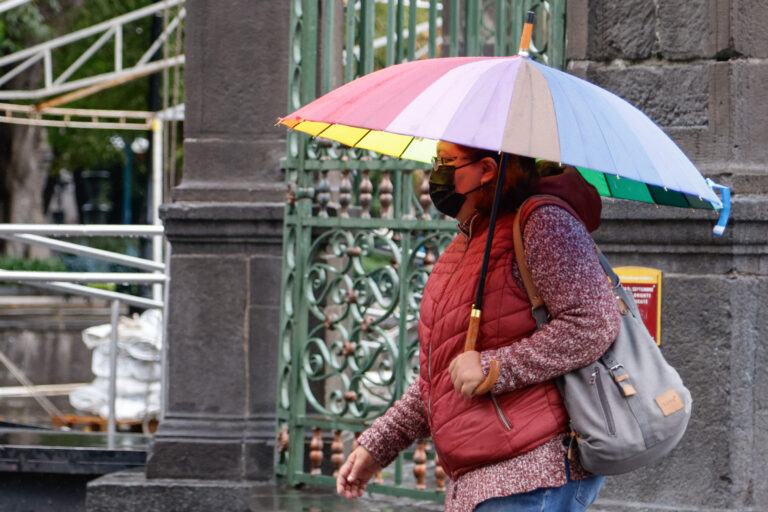 Onda tropical y ciclón provocan lluvias intensas en México