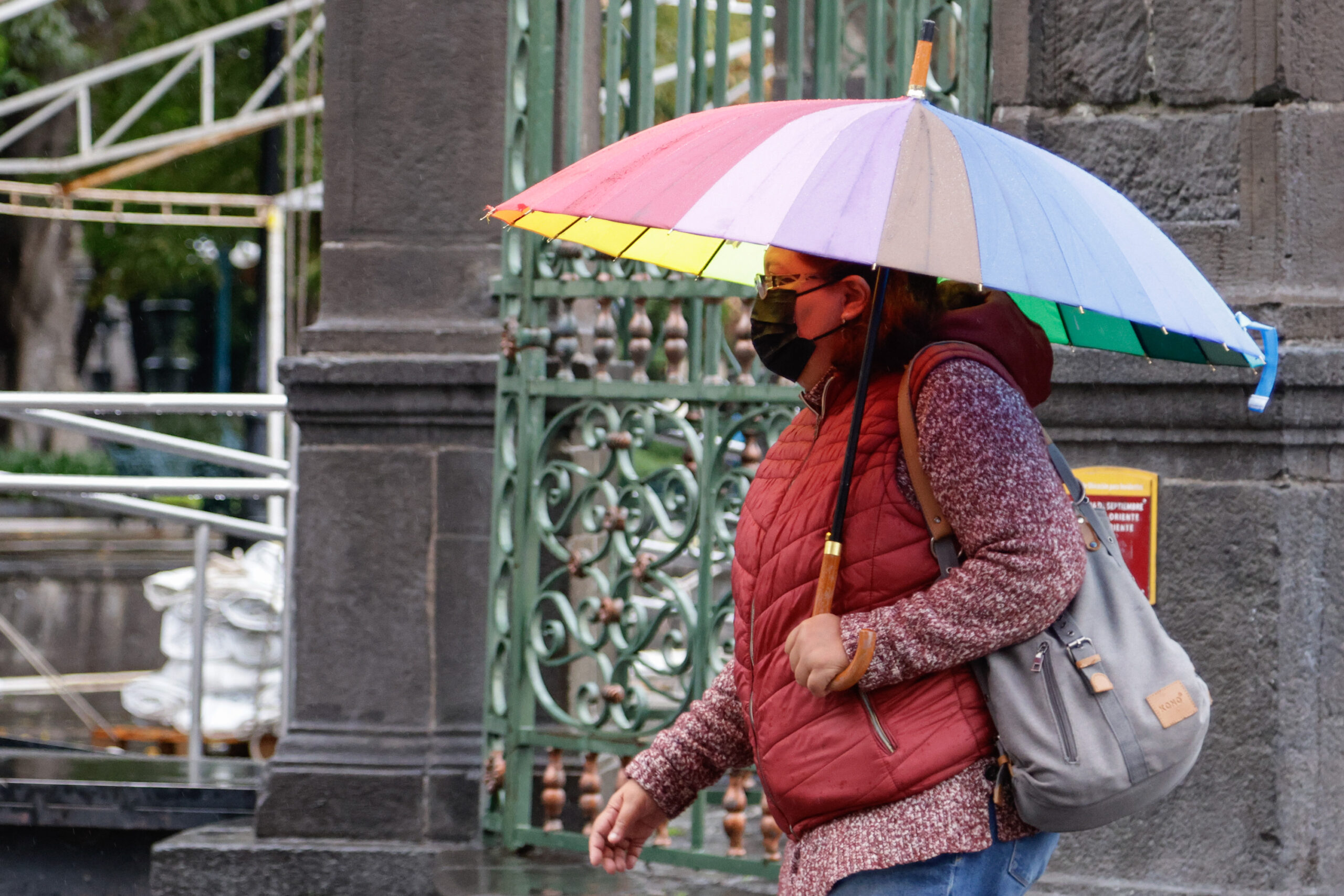 Onda tropical y ciclón provocan lluvias intensas en México