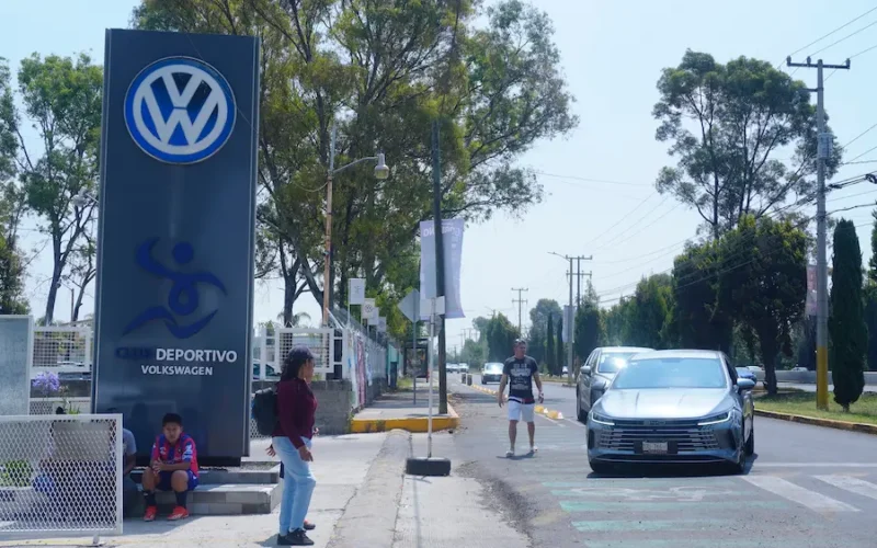 Sindicato de Volkswagen evita por ahora huelga y extiende plazo de negociación