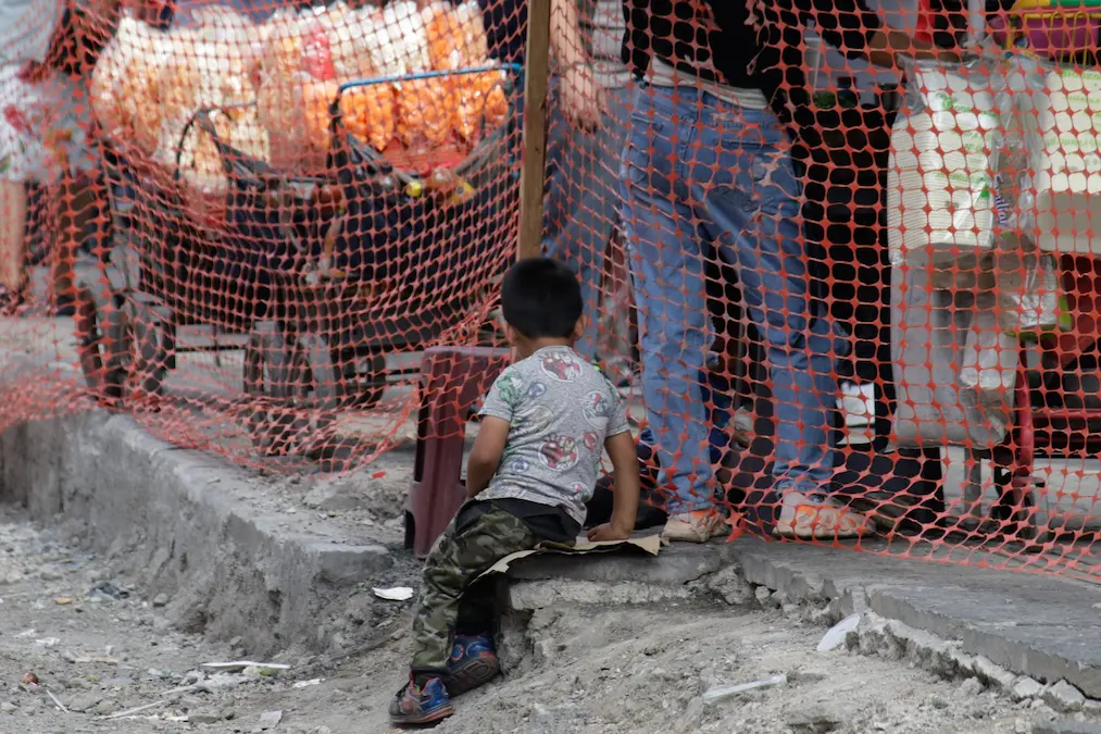 Niño dentro de una construcción