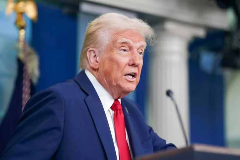 El presidente Trump culpa del accidente en Washington a controladores aéreos