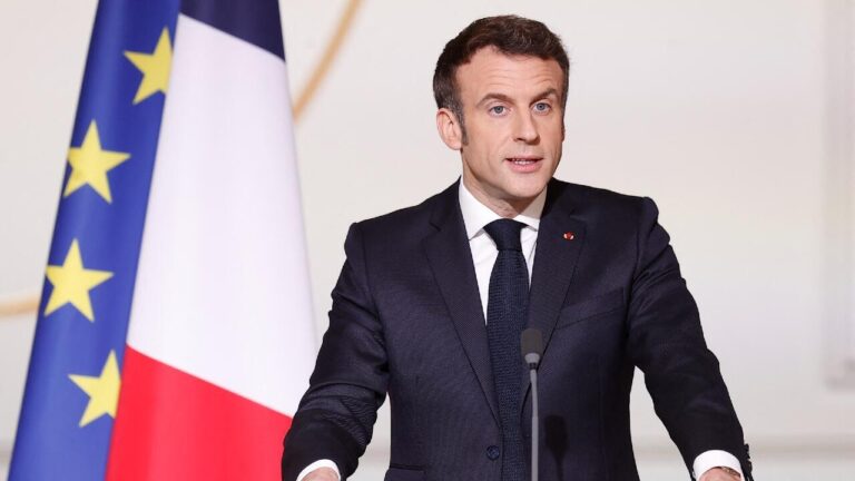 El partido de Emanuel Macron busca prohibir redes sociales en menores