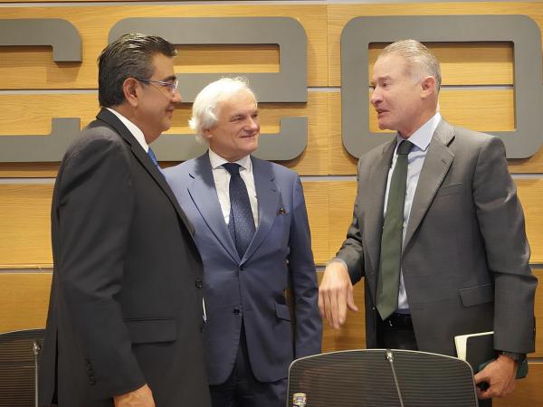 En España, gobierno estatal fortalece cooperación con empresas para consolidar economía poblana 