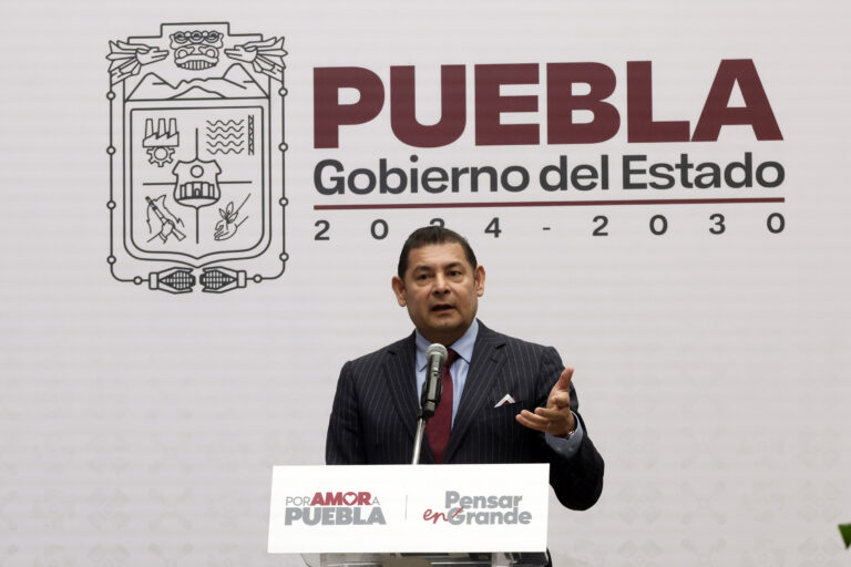 Gobernador de Puebla niega nepotismo y defiende cargo honorario de su hijo en su administración